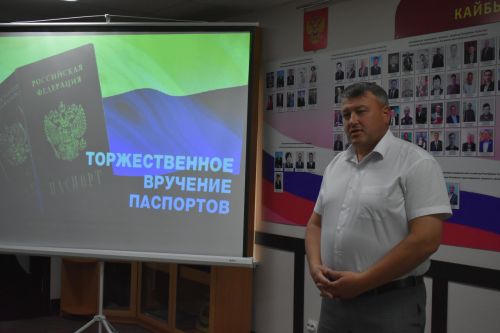 Первый шаг во взрослую жизнь: накануне Дня России кайбицким школьникам вручили паспорта