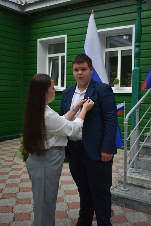 Первый шаг во взрослую жизнь: накануне Дня России кайбицким школьникам вручили паспорта
