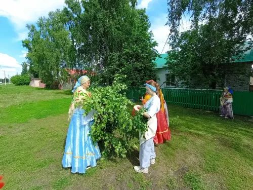 В Кулангинском сельском поселении прошел красивый праздник «Духов день или Проводы Берёзки»