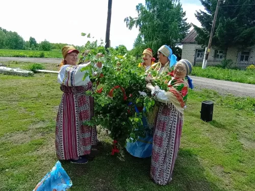 В Кулангинском сельском поселении прошел красивый праздник «Духов день или Проводы Берёзки»