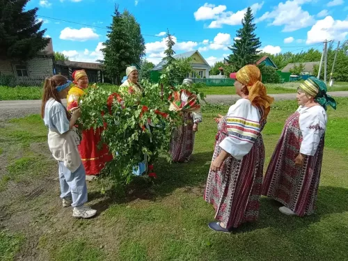 В Кулангинском сельском поселении прошел красивый праздник «Духов день или Проводы Берёзки»