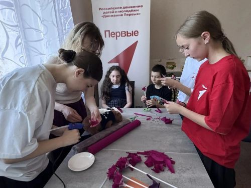 В Кайбицком районе участники КЦСОН «Омет» изготовили гвоздики ко Дню памяти и скорби