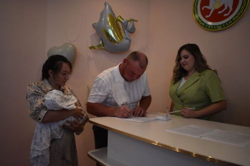 В Кайбицком районе поздравили семьи с рождением малышей