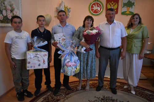 В Кайбицком районе поздравили семьи с рождением малышей