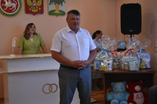 В Кайбицком районе поздравили семьи с рождением малышей