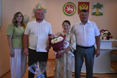 В Кайбицком районе поздравили семьи с рождением малышей