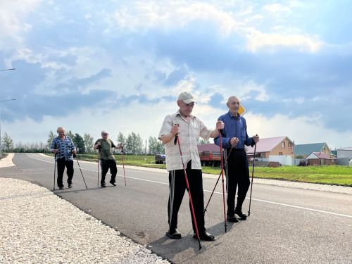 Движение, природа и общение: тренировка по скандинавской ходьбе в Кайбицком доме-интернате