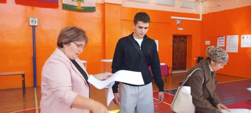 Впервые проголосовавшим в Кайбицах приготовили подарки