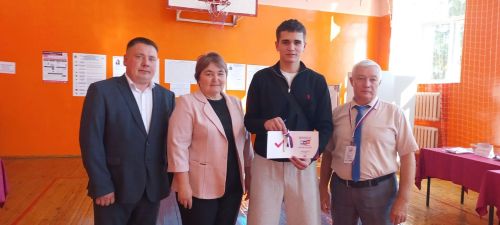 Впервые проголосовавшим в Кайбицах приготовили подарки