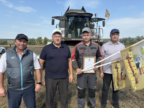 Глава Кайбицкого района наградил передовых комбайнеров