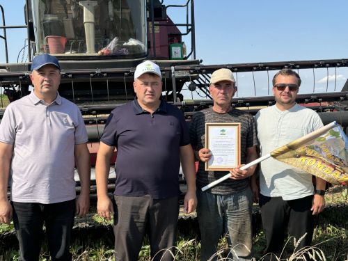 Глава Кайбицкого района наградил передовых комбайнеров