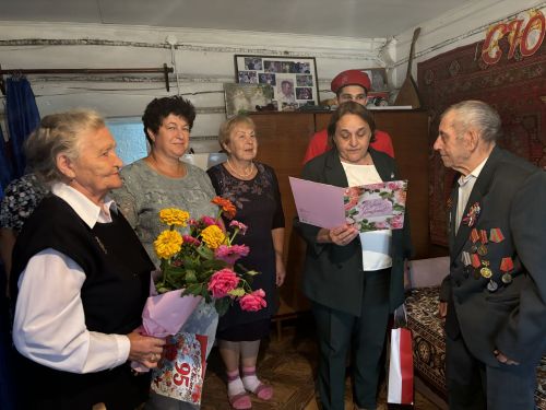 На своем 95-летии житель Каргалы сыграл на балалайке