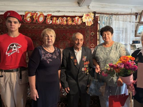 На своем 95-летии житель Каргалы сыграл на балалайке