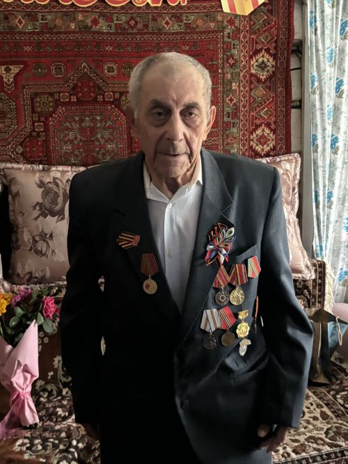 На своем 95-летии житель Каргалы сыграл на балалайке