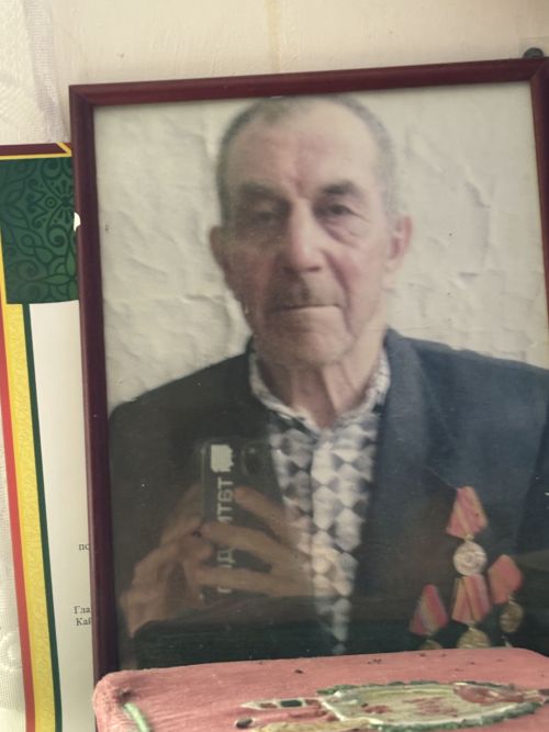 На своем 95-летии житель Каргалы сыграл на балалайке