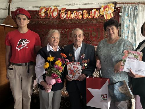 На своем 95-летии житель Каргалы сыграл на балалайке