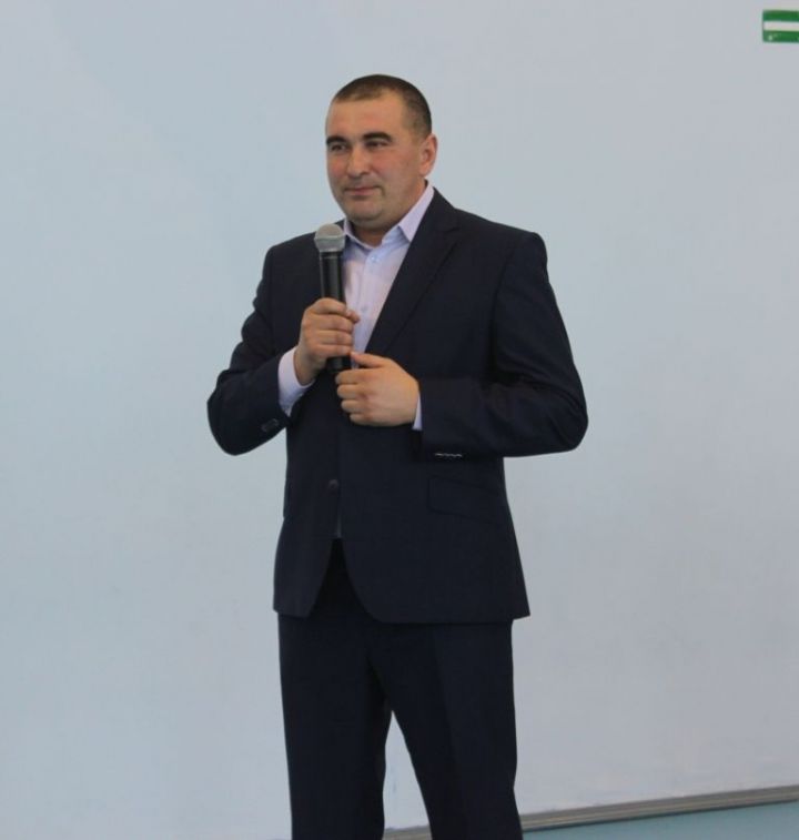 Директор общества «Агрофирма «Дубрава-2» Радик Миннуллин поздравляет с Днем пожилых