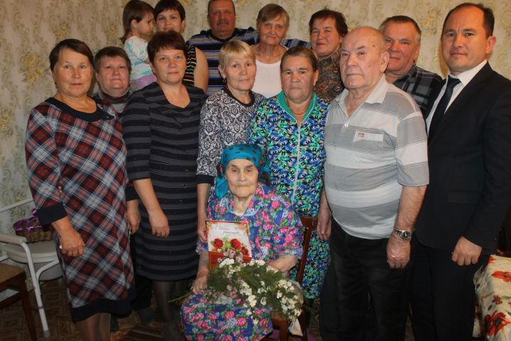 Анне Варламовой из Ульянкова - 90 лет