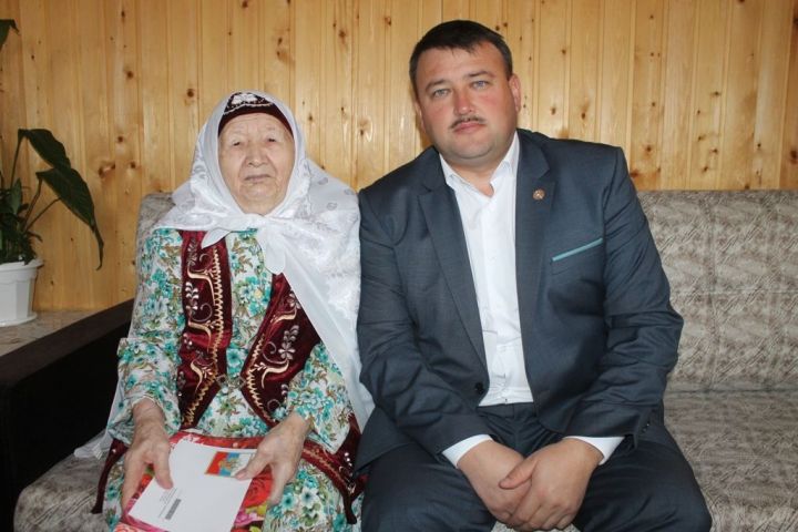 Олы Кайбыч авылында яшәүче Әминә Габдрахманованы 95 яшьлек юбилее белән котладылар