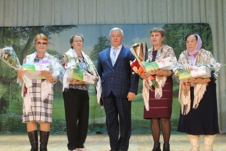 Кайбыч районында юбилейларын билгеләп үтүче педагогик хезмәт ветераннарын бүләкләделәр