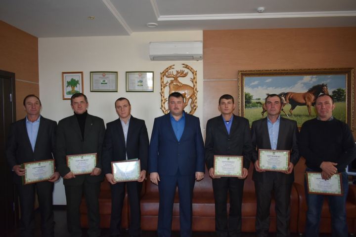 Кайбыч районының алдынгы комбайнчыларына акчалата сертификат тапшырылды
