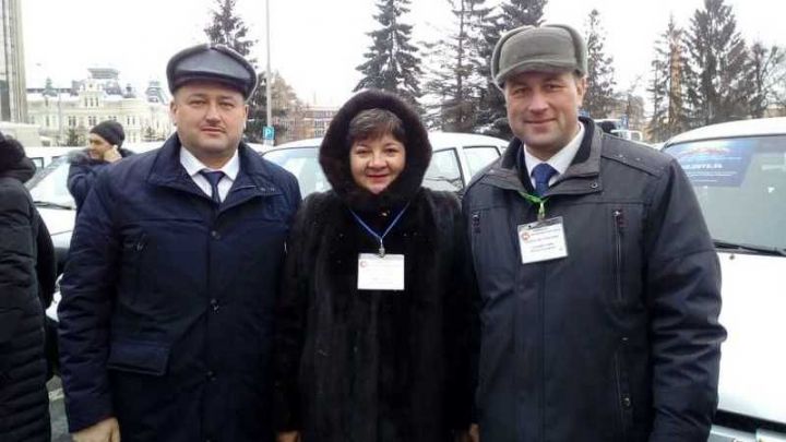Президент РТ Рустам Минниханов вручил ключи от новых cлужебных автомобилей и школьных автобусов Кайбицкому району