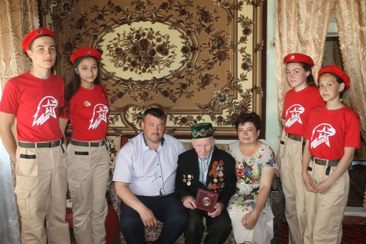 Ветеранам войны в Кайбицах вручают медаль «За доблестный труд»