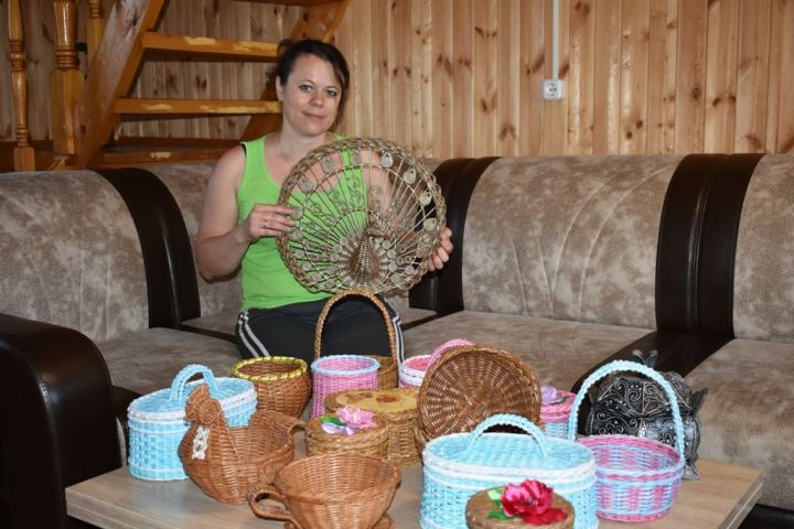 Рукодельница из села Турминское дает газетам вторую жизнь