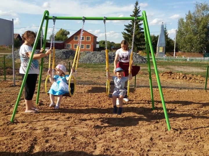 В селе Надеждино открыли детскую площадку