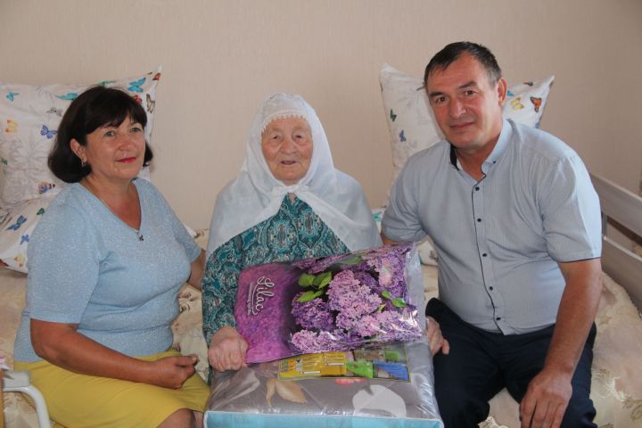 Юбиляр из Муралей получила поздравительную открытку из Кремля
