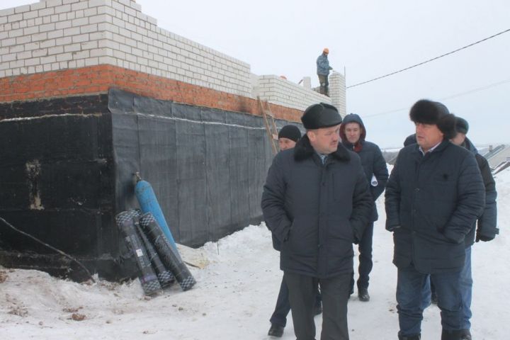 Глава Кайбицкого района ознакомился с ходом строительства детсада в Кушманах