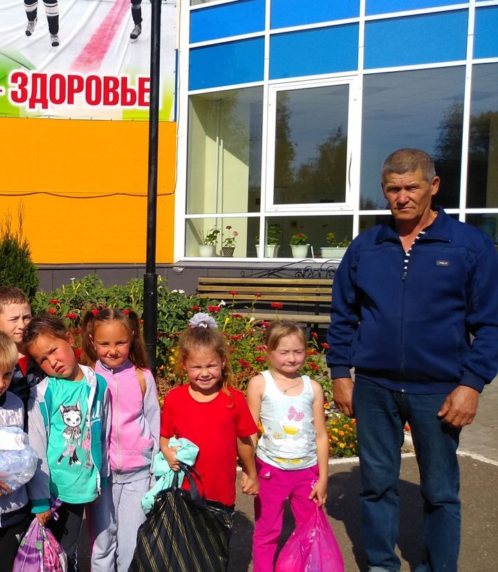 Учитель Старотябердинской школы Юрий Зайцев учит детей быть здоровыми