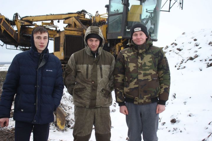 Продолжается отправка кайбицкой свеклы в Буинск. На поле работают молодые механизаторы