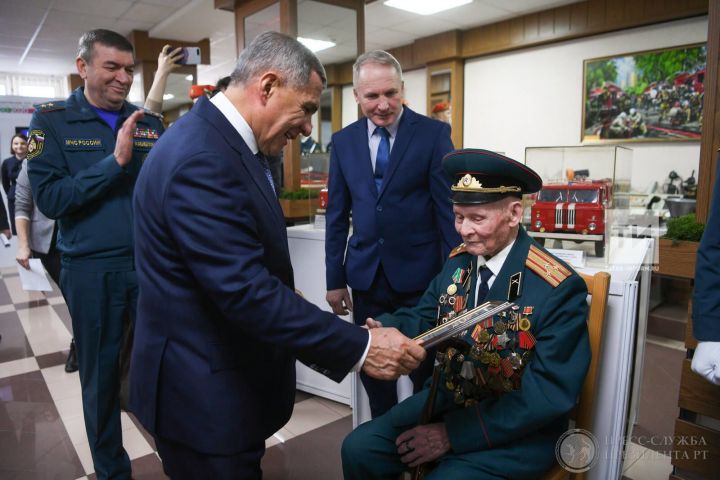 Благодарность 100-летнему фронтовику и ветерану пожарной охраны вручил  Рустам Минниханов