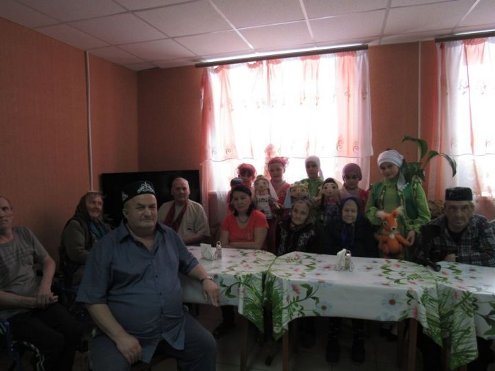 Детский театр кукол «Экият» показал сказку в Федоровском доме-интернате