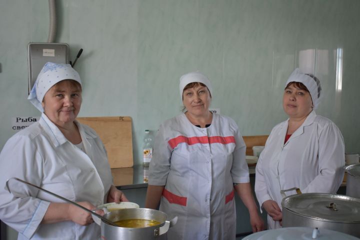 Варят супы и каши, готовят салаты в Большеподберезинской школе