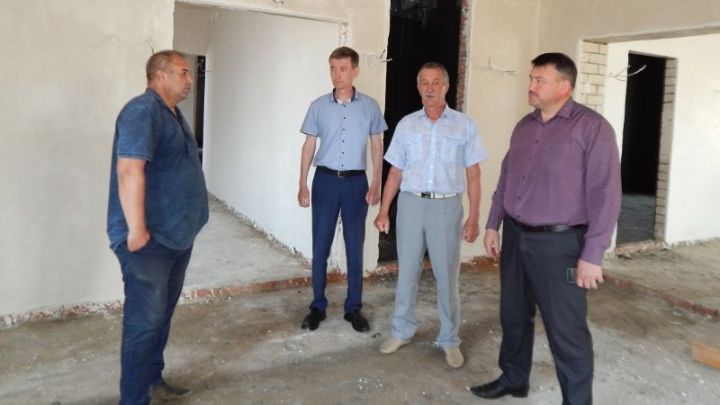 Глава района проконтролировал ход строительства детского сада в селе Кушманы