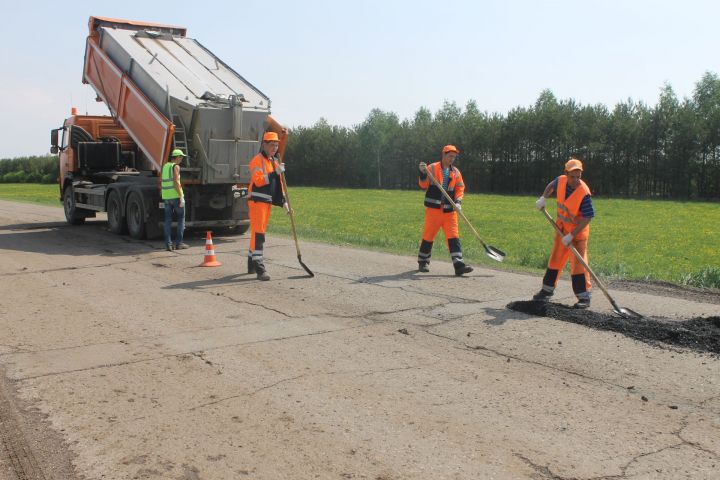 На автодороге Кайбицы-Камылово провели ямочный ремонт