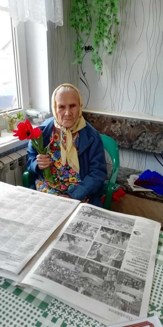 90-летняя жительница Ульянкова читает «Кайбицкие зори»