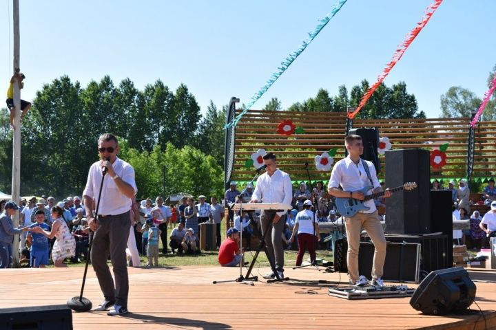 На Сабантуе в Кайбицах выступили известные исполнители татарской эстрады