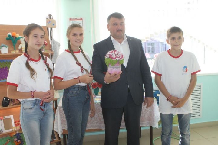 Глава Кайбицкого района участвовал в благотворительной ярмарке школьников