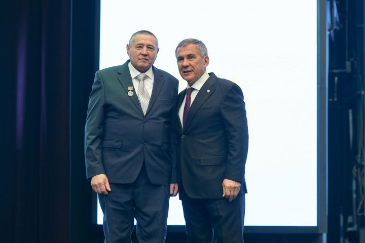 Президент Республики Татарстан вручил награду кайбицкому агроному