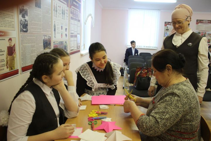Кайбицкие школьники показали мастер-класс по изготовлению звезд Победы