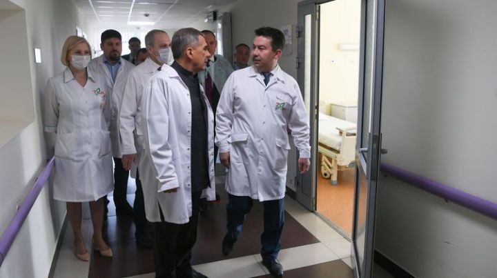Президент  лично объезжает  больницы для проверки количества койко-мест