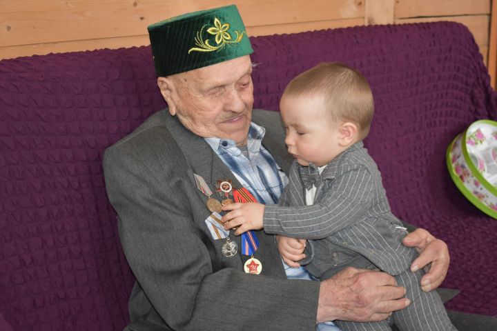 Ветерану Великой Отечественной войны из Старых Чечкаб посчастливилось порадоваться и правнукам