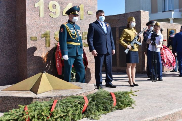 В Кайбицах в День Победы к памятникам возложили венки