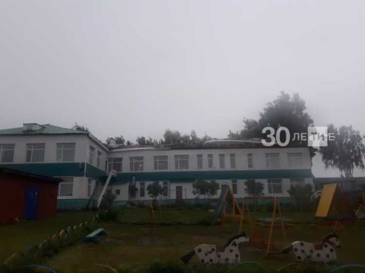 В Татарстане бушует ураган: сорок поселков остались без света, детский сад без крыши