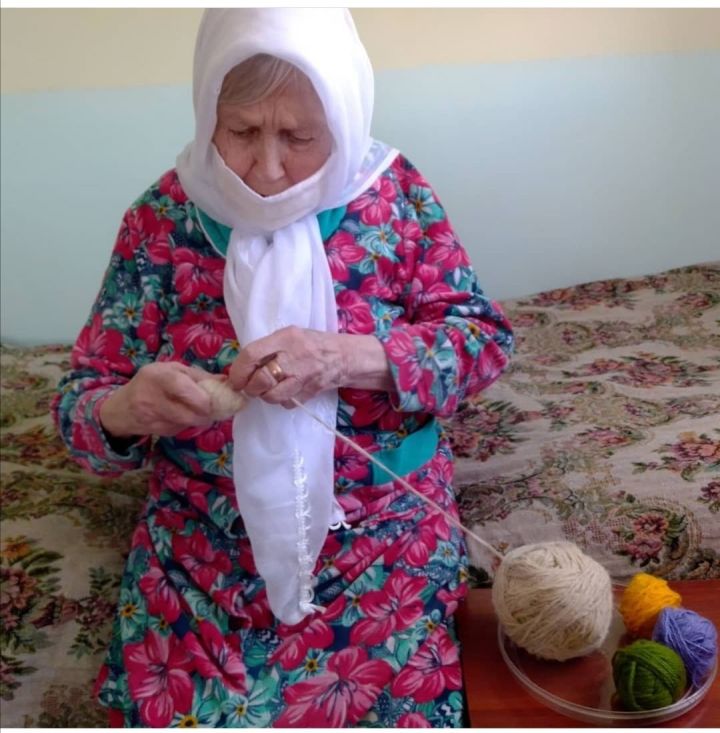 В доме-интернате в Федоровском пожилые не скучают: играют в боулинг, рисуют, изготавливают поделки