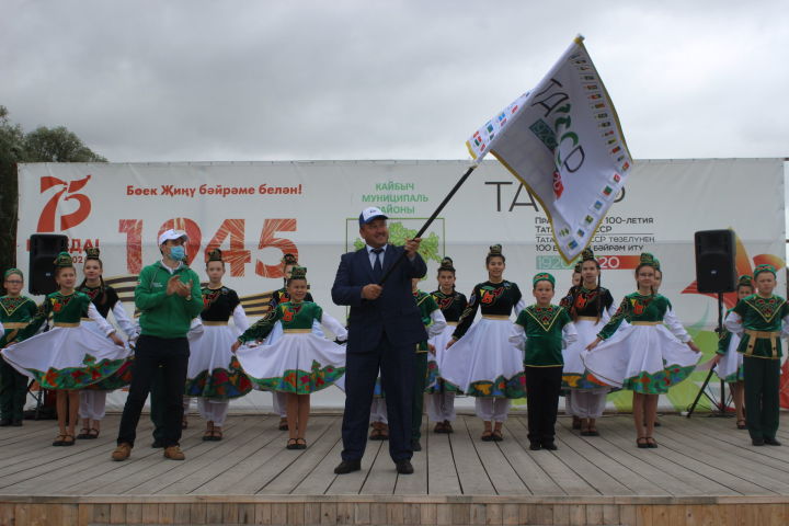В день прибытия в Кайбицы эстафеты флага ТАССР чествовали молодоженов и семьи с новорожденными детьми