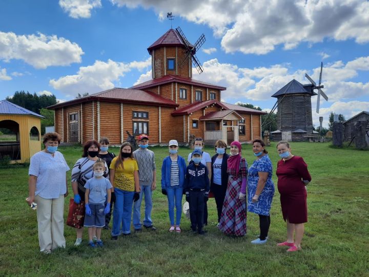 Экскурсию в музейный комплекс села Большое Подберезье совершили 11 получателей социальных услуг